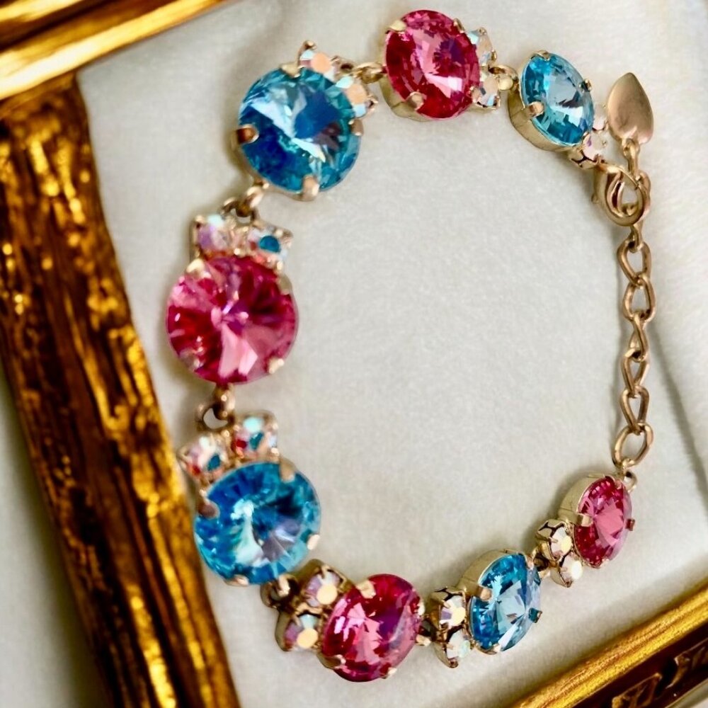 with  two AB crystals to highlight the each crystal.